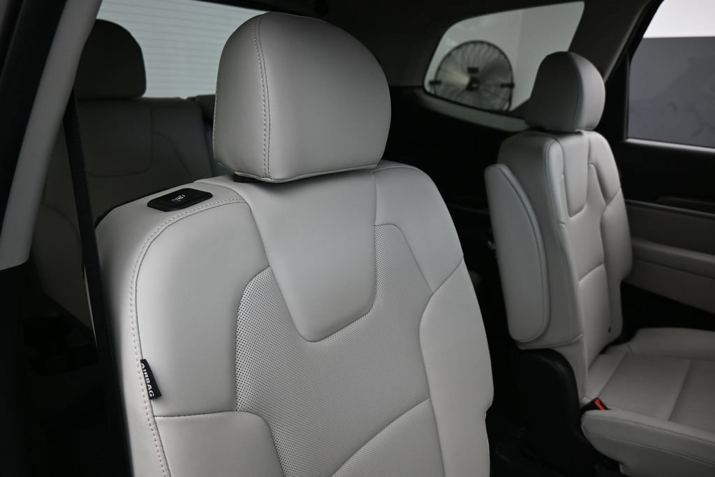 Used 2025 Kia Telluride S FWD image 40