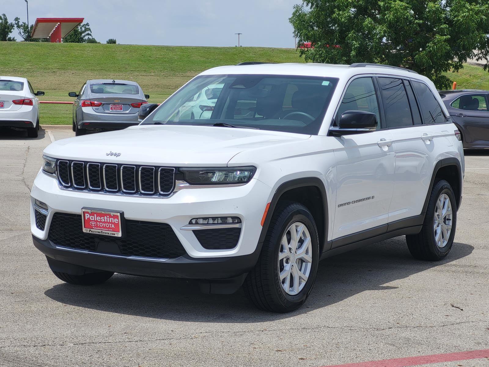 Used 2023 Jeep Grand Cherokee Limited image 3