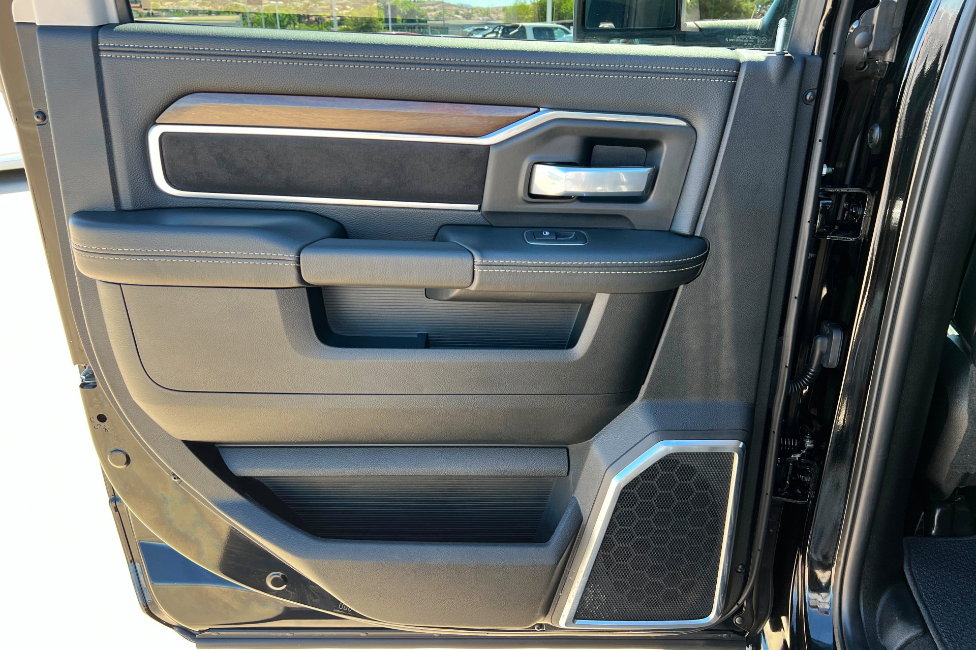 Used 2024 RAM 2500 Laramie AWD/4WD image 18