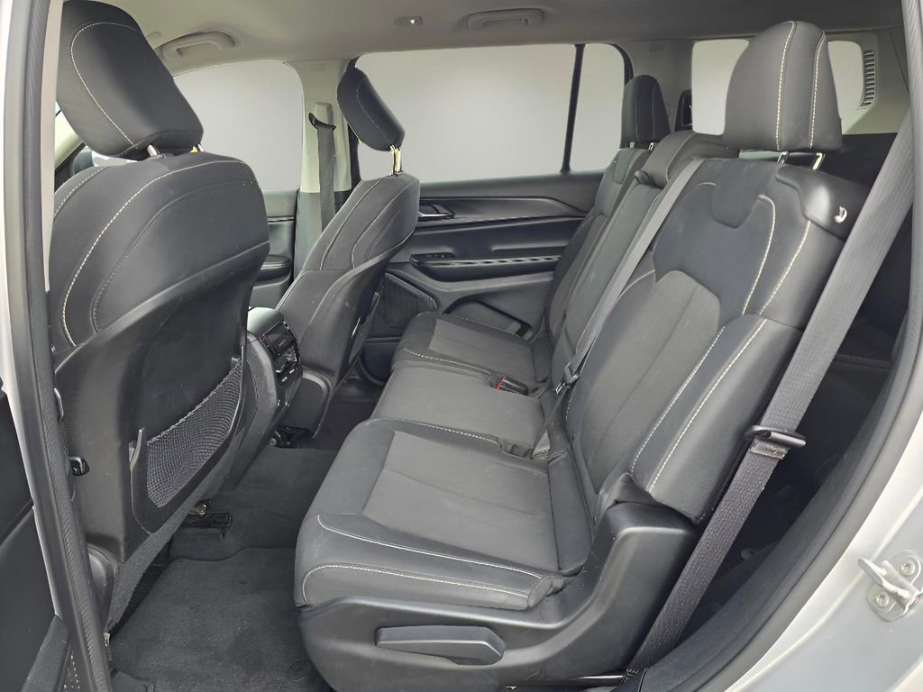 Used 2023 Jeep Grand Cherokee L Laredo image 15