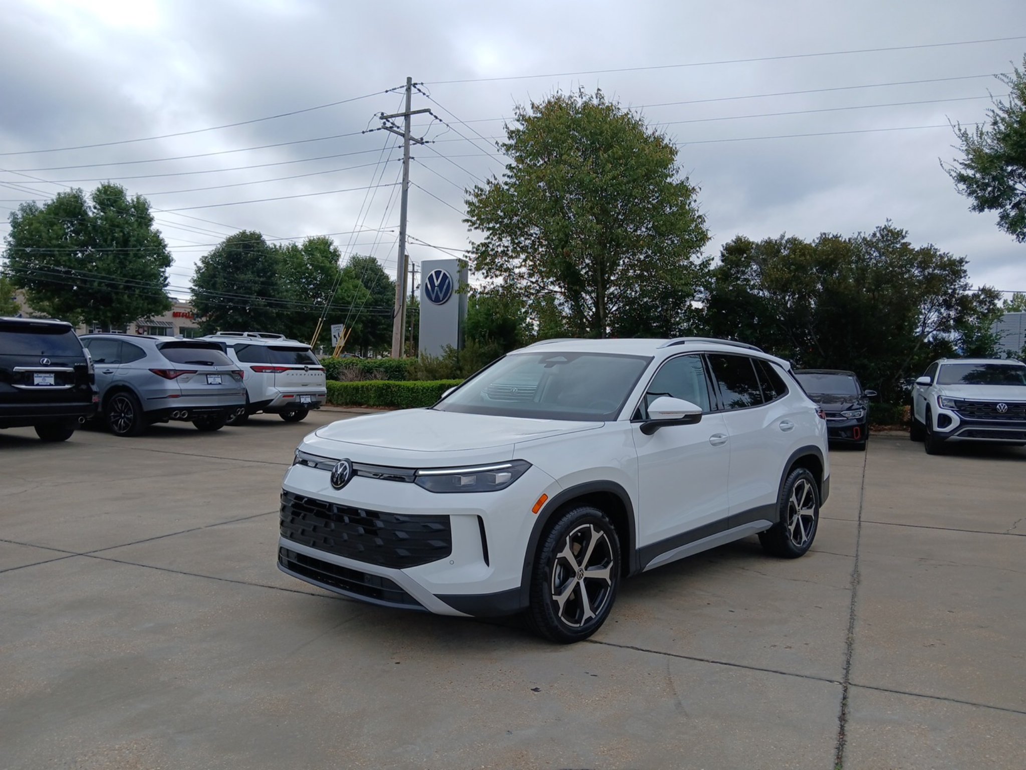 New 2026 Volkswagen Tiguan SE FWD image 3