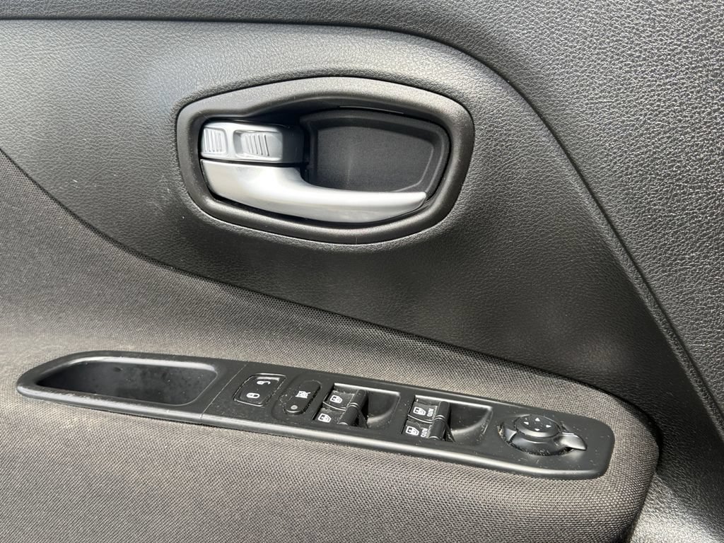 Used 2017 Jeep Renegade Latitude w/ Cold Weather Group AWD/4WD image 33
