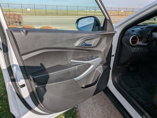 Used 2024 Chevrolet Trax RS w/ Sunroof Package image 12