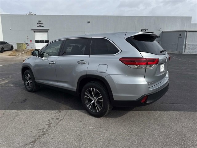 Used 2019 Toyota Highlander LE image 2