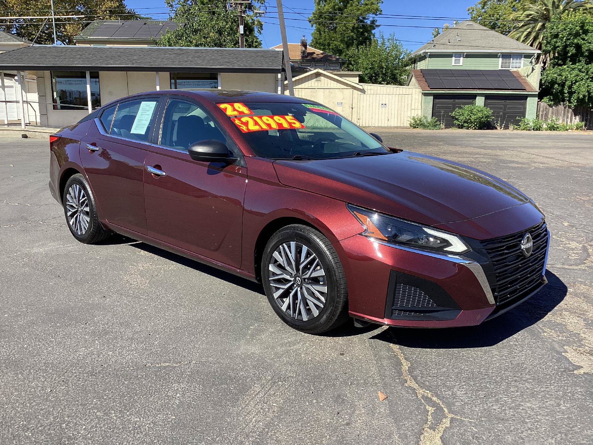 Used 2024 Nissan Altima 2.5 SV FWD image 1