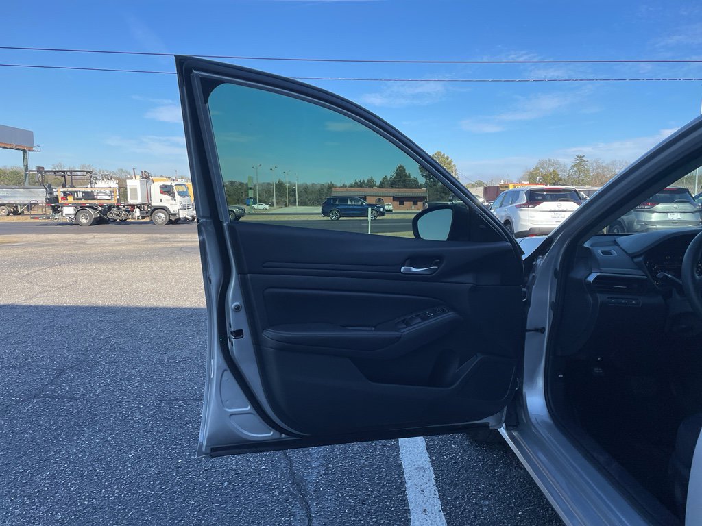 Used 2024 Nissan Altima 2.5 SV image 8