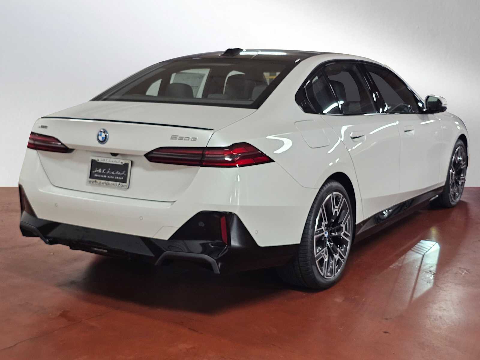 New 2026 BMW 550e xDrive w/ Executive Package image 3