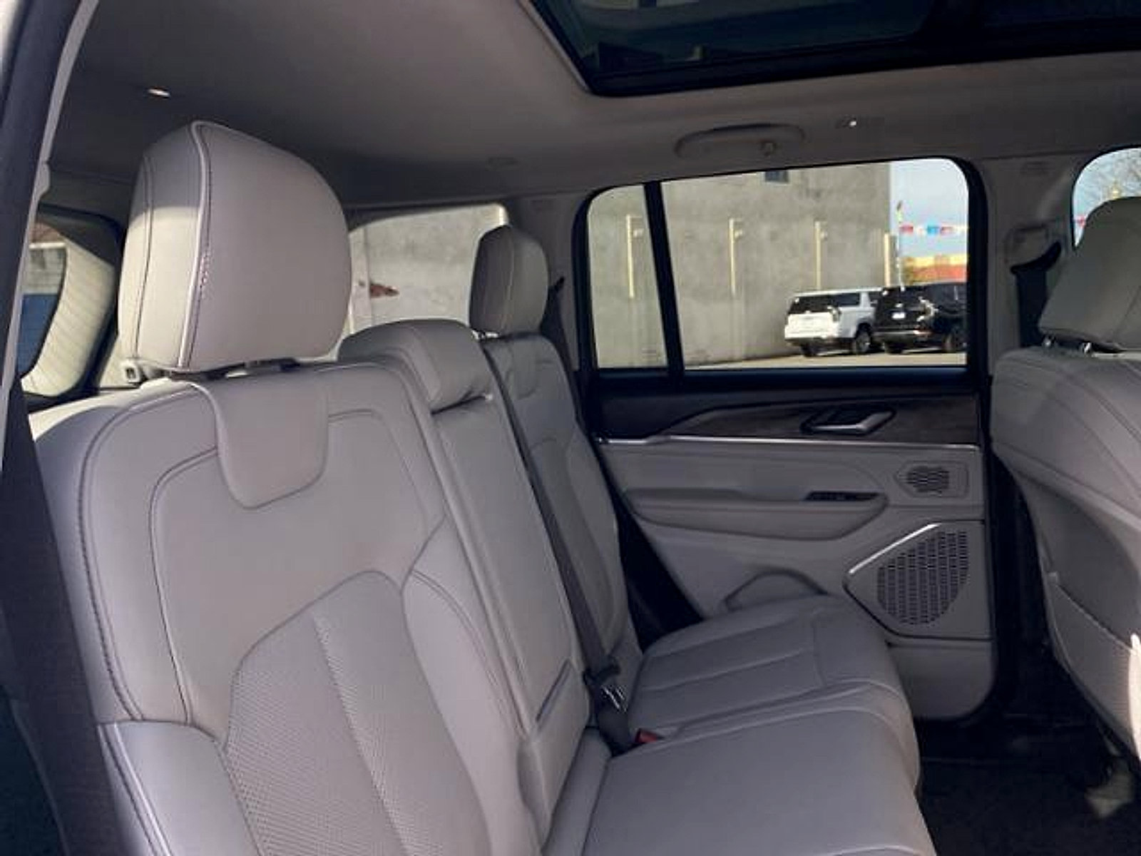 Used 2022 Jeep Grand Cherokee Overland RWD image 18