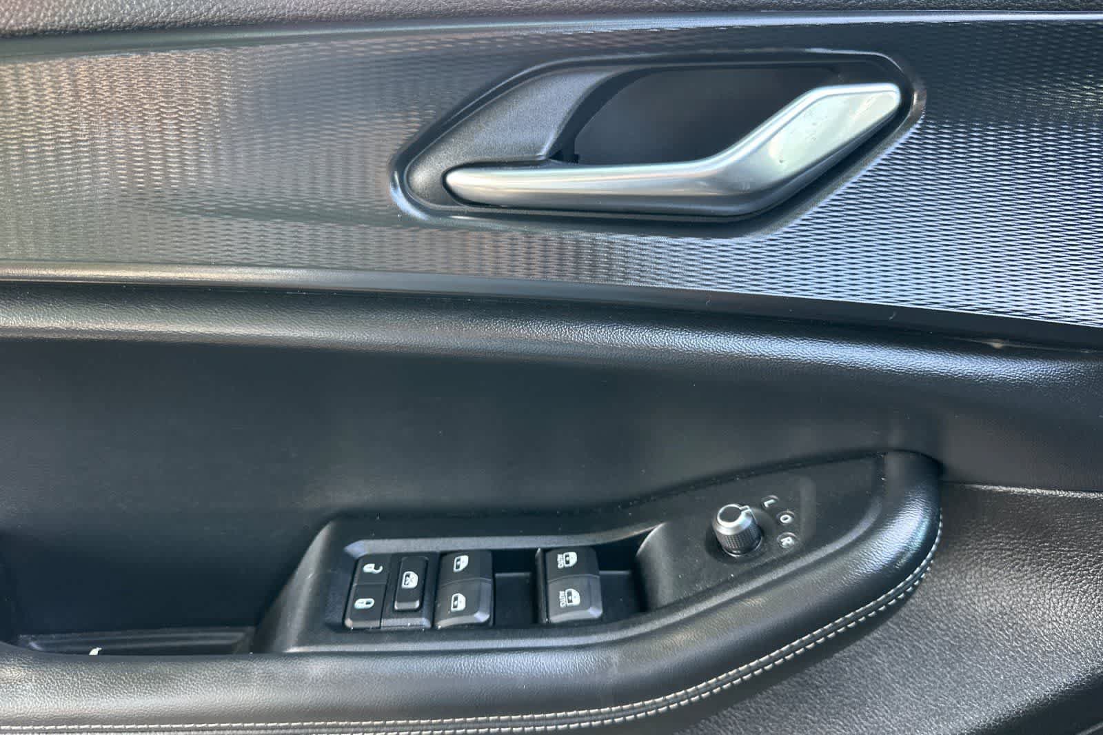 Used 2024 Jeep Grand Cherokee Altitude RWD image 13