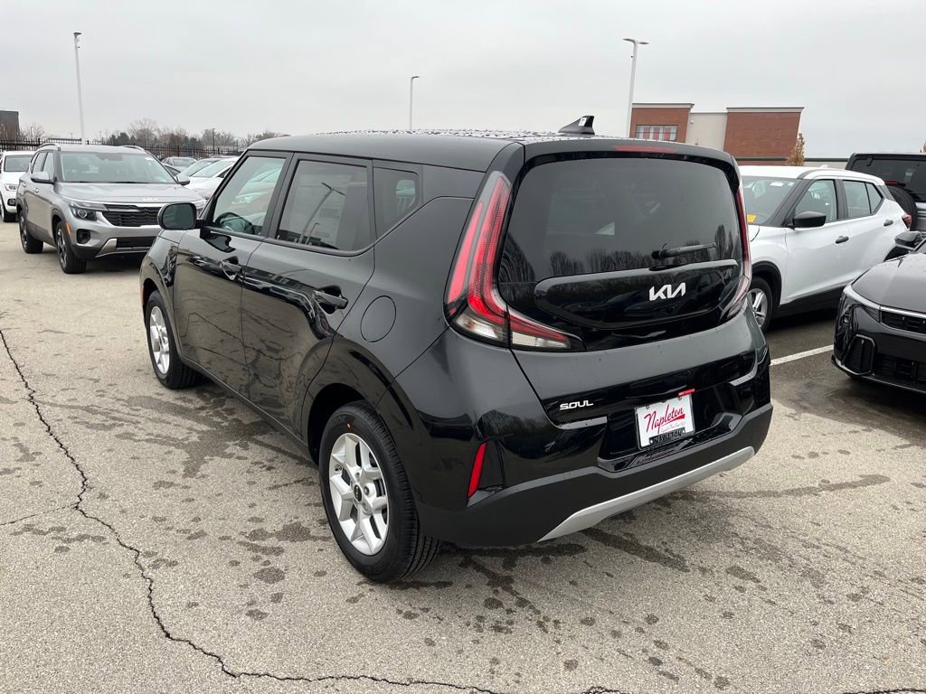 Used 2025 Kia Soul LX w/ LX Technology Package FWD image 5