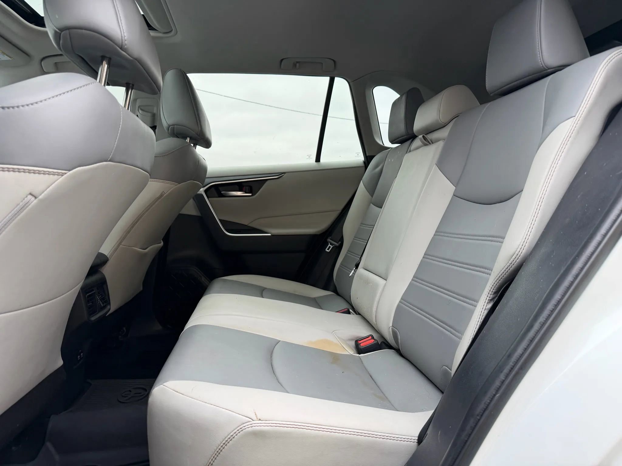 Used 2020 Toyota RAV4 XLE Premium image 12