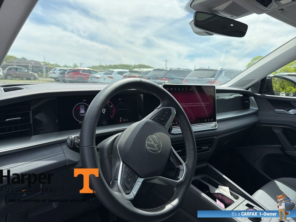 Used 2025 Volkswagen Tiguan SE w/ Panoramic Sunroof Package image 14