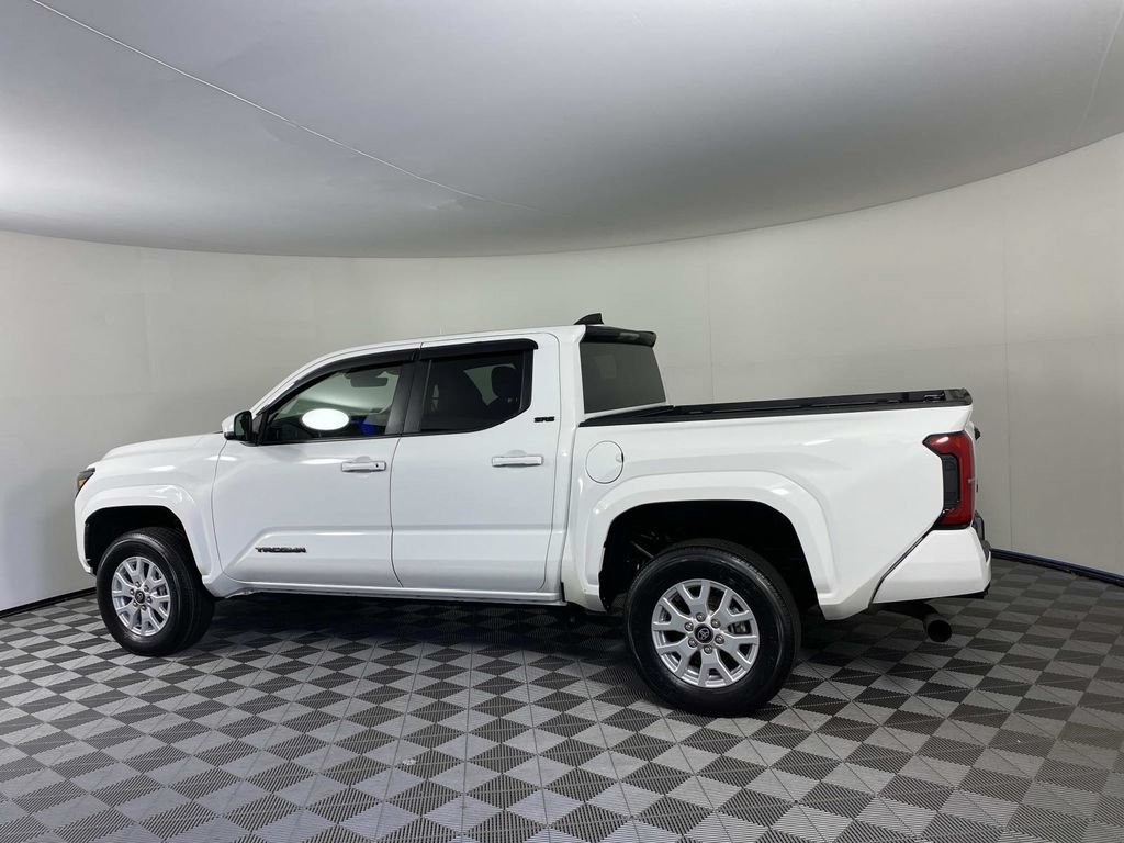 Used 2025 Toyota Tacoma SR5 AWD/4WD image 5
