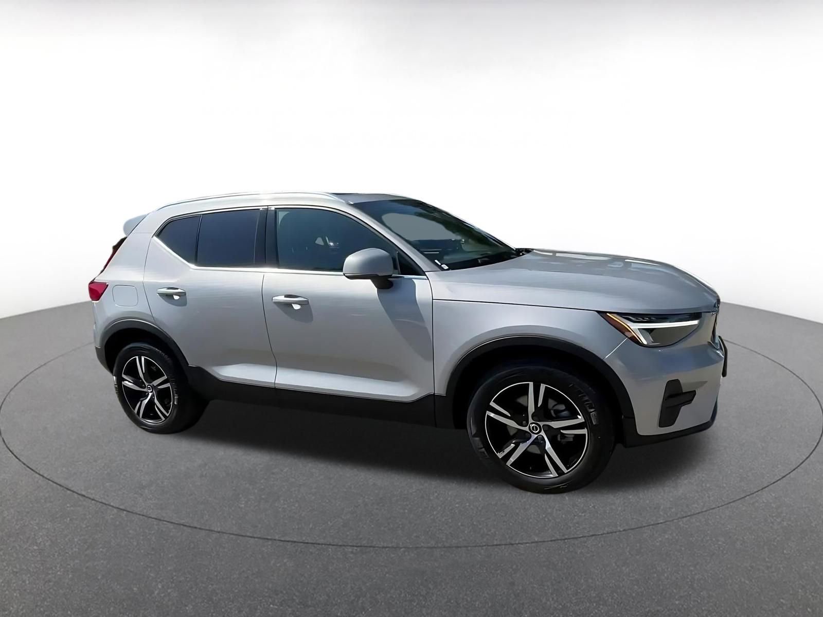 Used 2024 Volvo XC40 B5 Core image 2