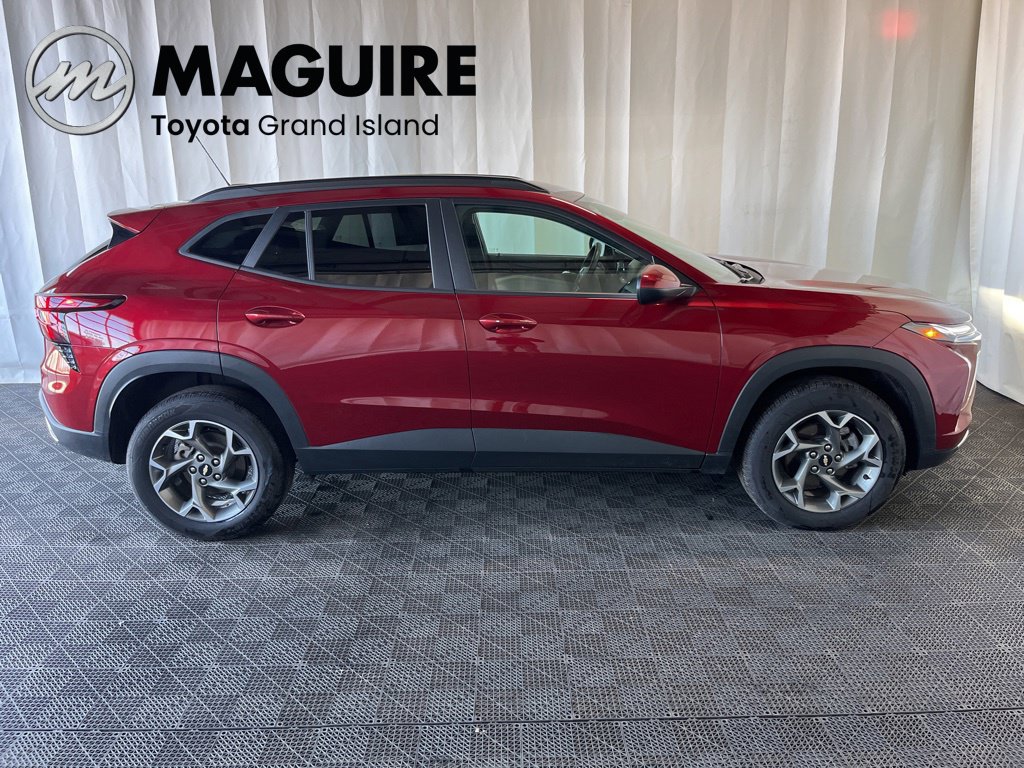 Used 2025 Chevrolet Trax LT w/ Driver Confidence Package FWD image 2
