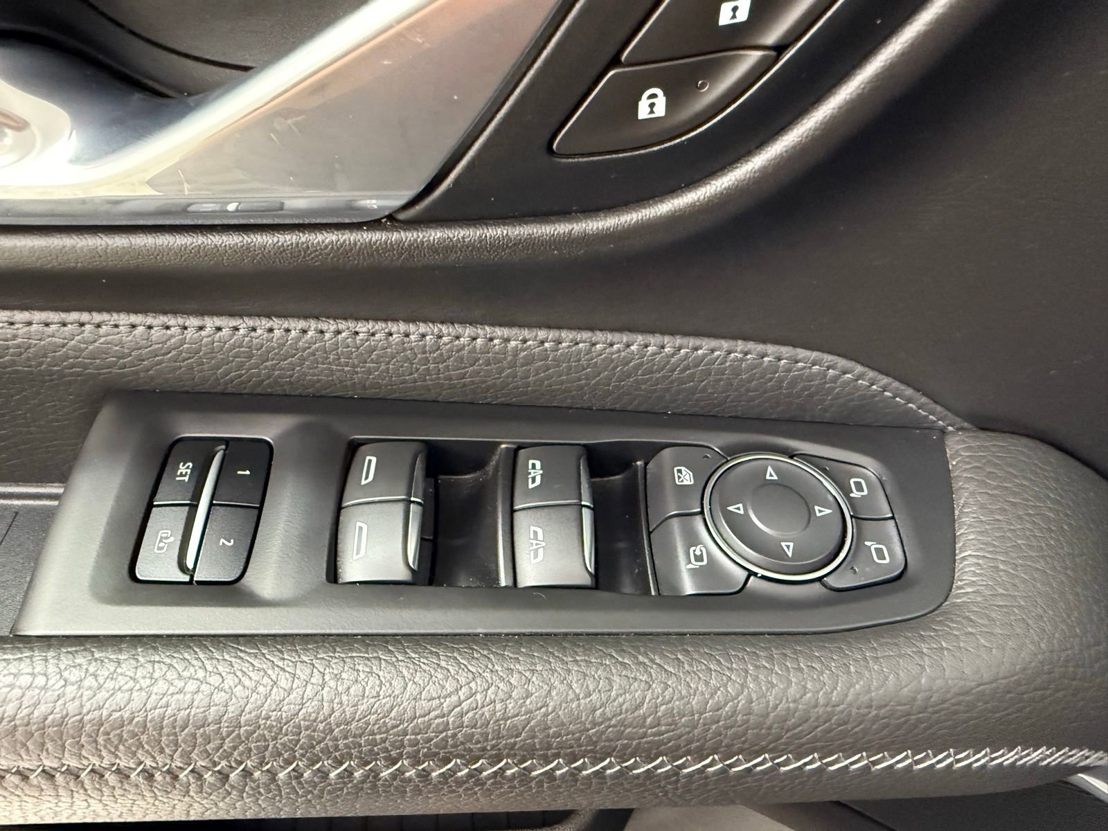 Used 2021 GMC Yukon XL Denali w/ Denali Premium Package image 10