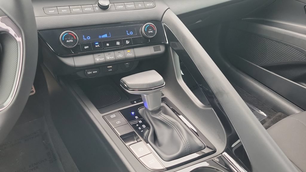 Certified 2025 Hyundai Elantra SEL FWD image 15