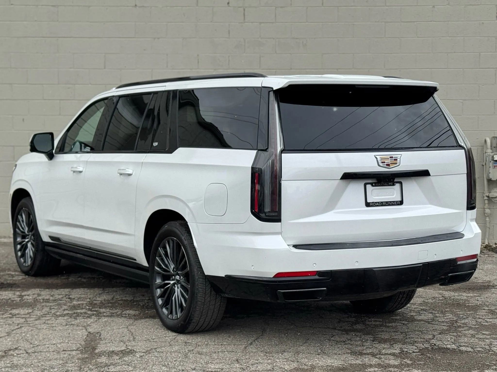 Used 2025 Cadillac Escalade ESV Sport Platinum w/ LPO, Floor Liner Package AWD/4WD image 9