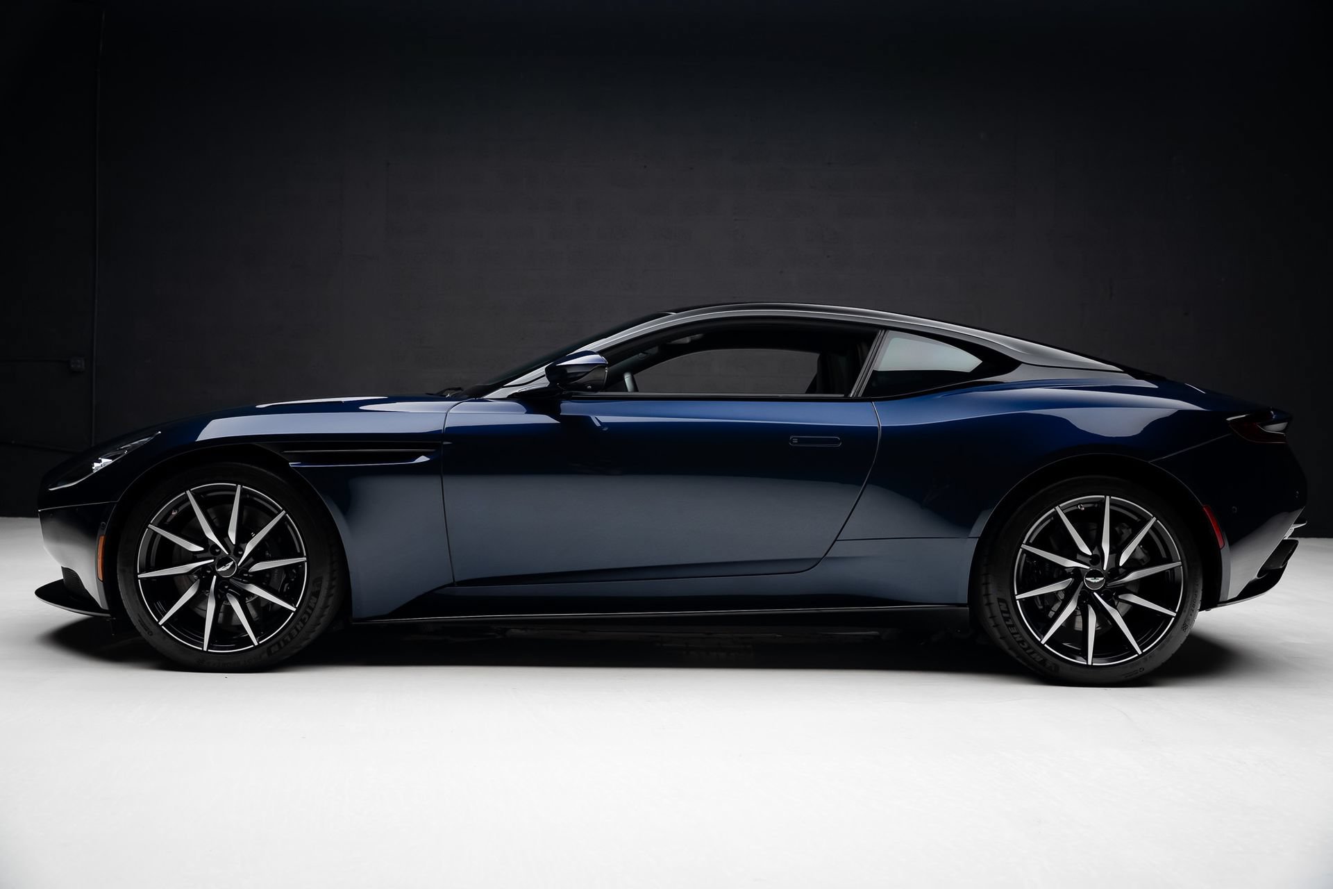 Used 2018 Aston Martin DB11 V12 RWD image 17