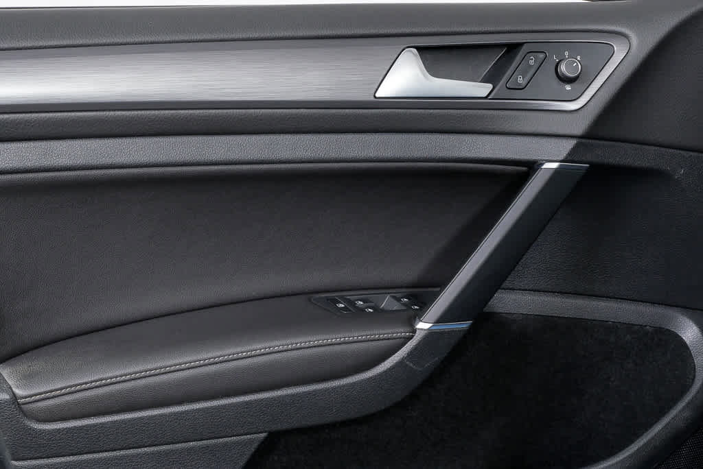 Used 2019 Volkswagen Golf SE image 6