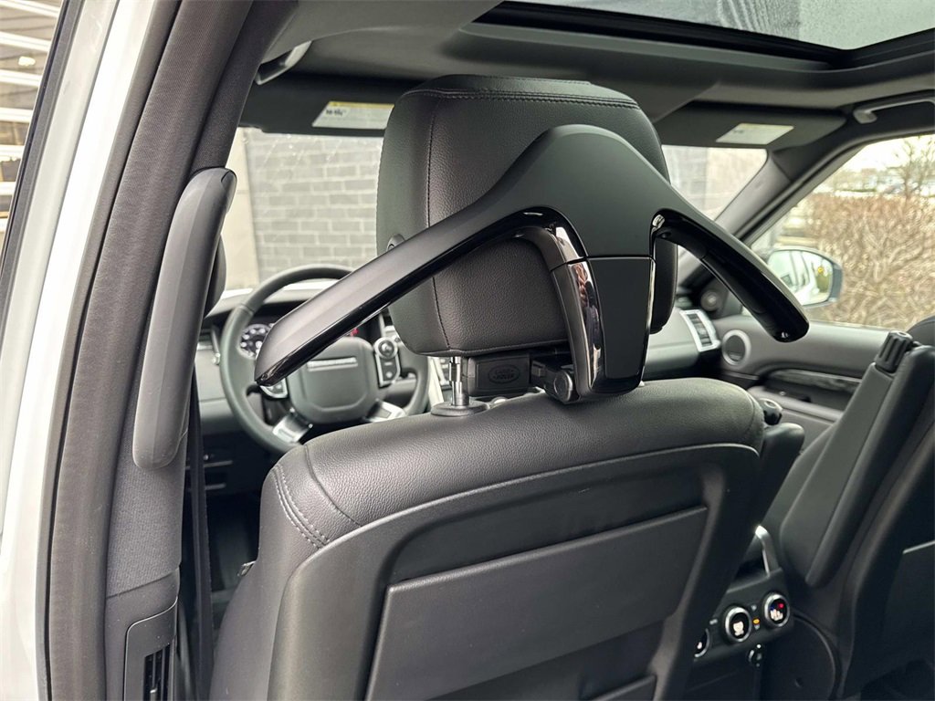 Certified 2018 Land Rover Discovery HSE image 16