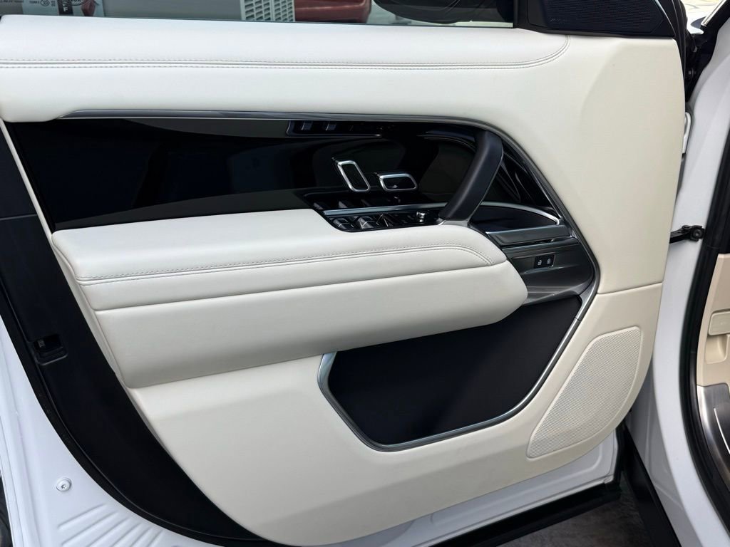 Used 2025 Land Rover Range Rover SE image 20