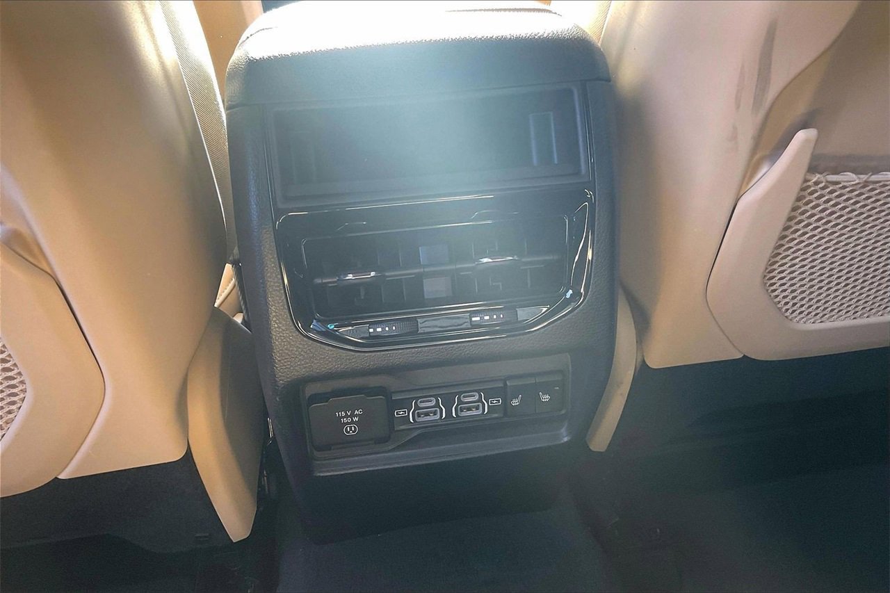 Used 2023 Jeep Grand Cherokee Limited w/ Black Appearance Package image 16