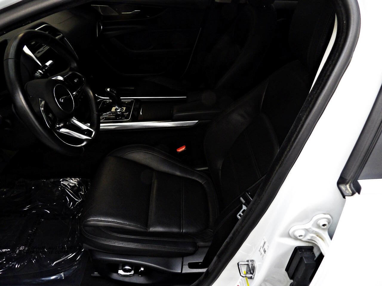 Used 2020 Jaguar XE S image 8