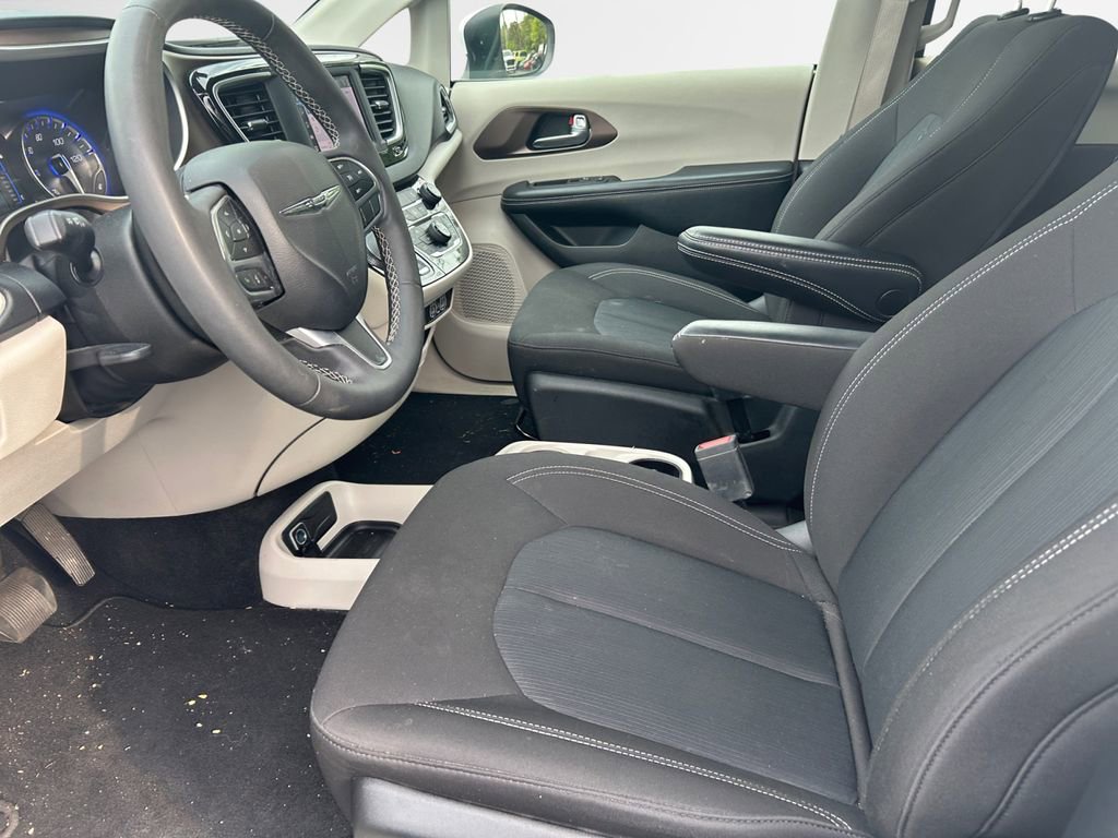 Certified 2022 Chrysler Voyager LX FWD image 12