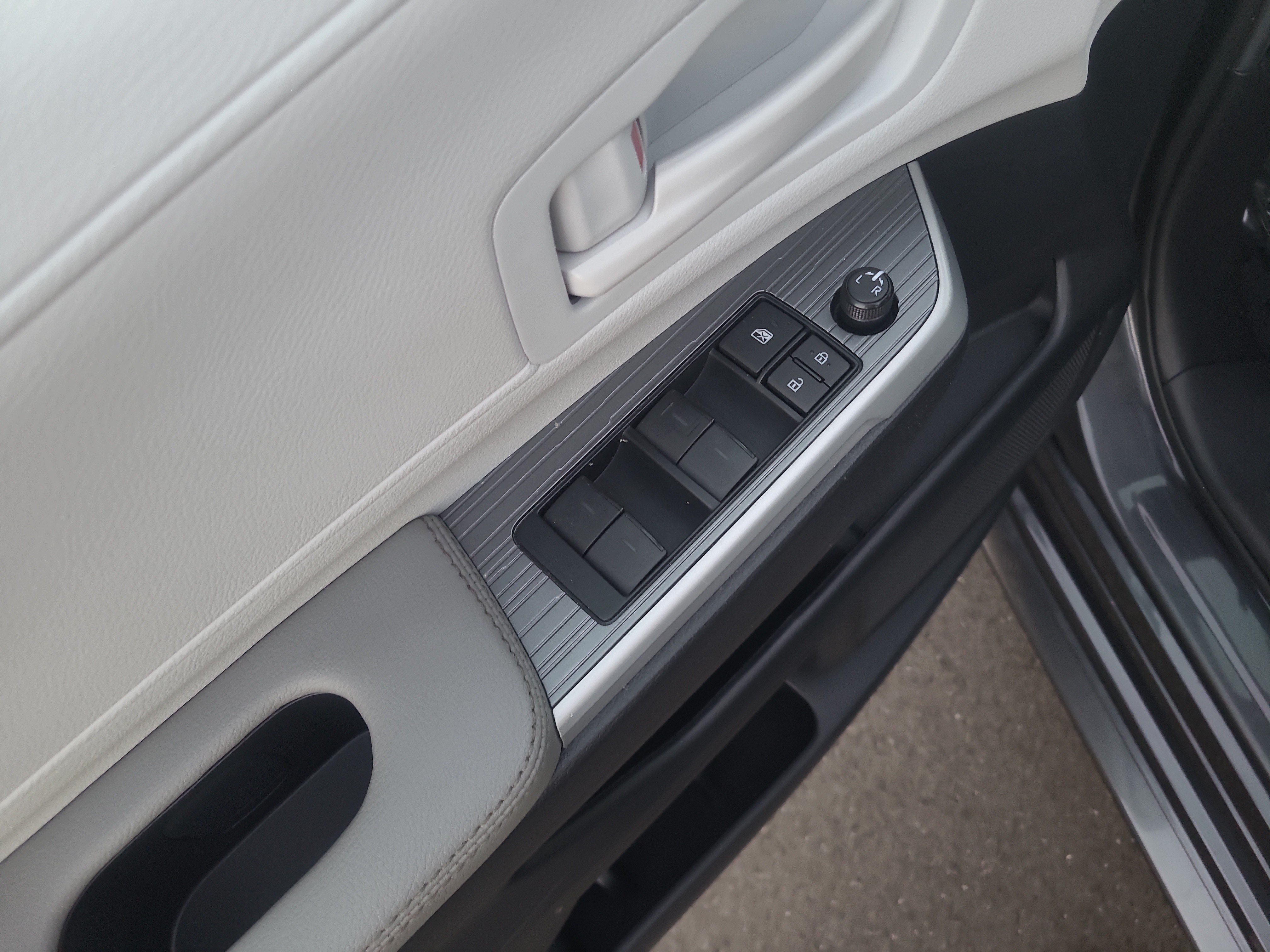 Certified 2025 Toyota Sienna LE FWD image 13