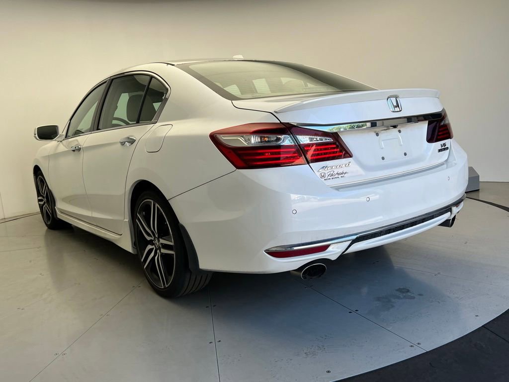 Used 2016 Honda Accord Touring image 4