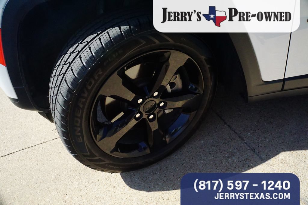 Used 2023 Jeep Grand Cherokee L Laredo AWD/4WD image 9