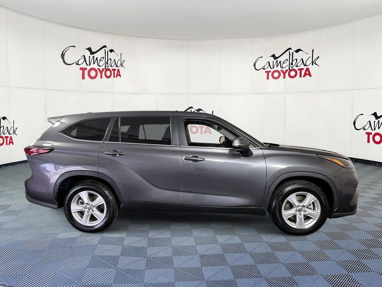 Used 2024 Toyota Highlander LE FWD image 8