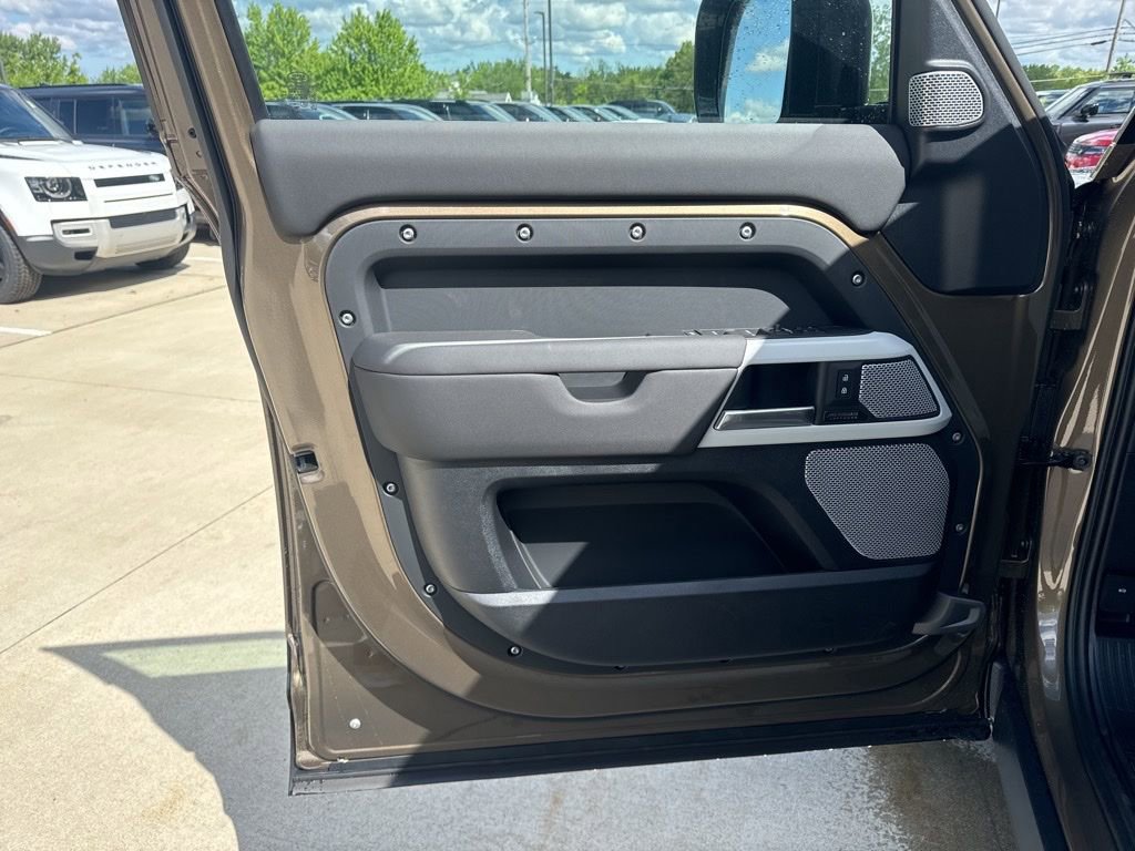 New 2024 Land Rover Defender 130 X-Dynamic SE image 7