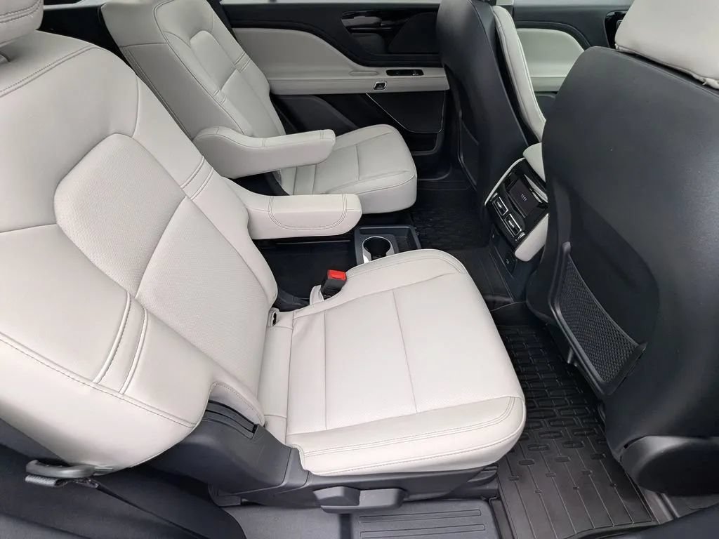 Used 2025 Lincoln Aviator 2WD image 14