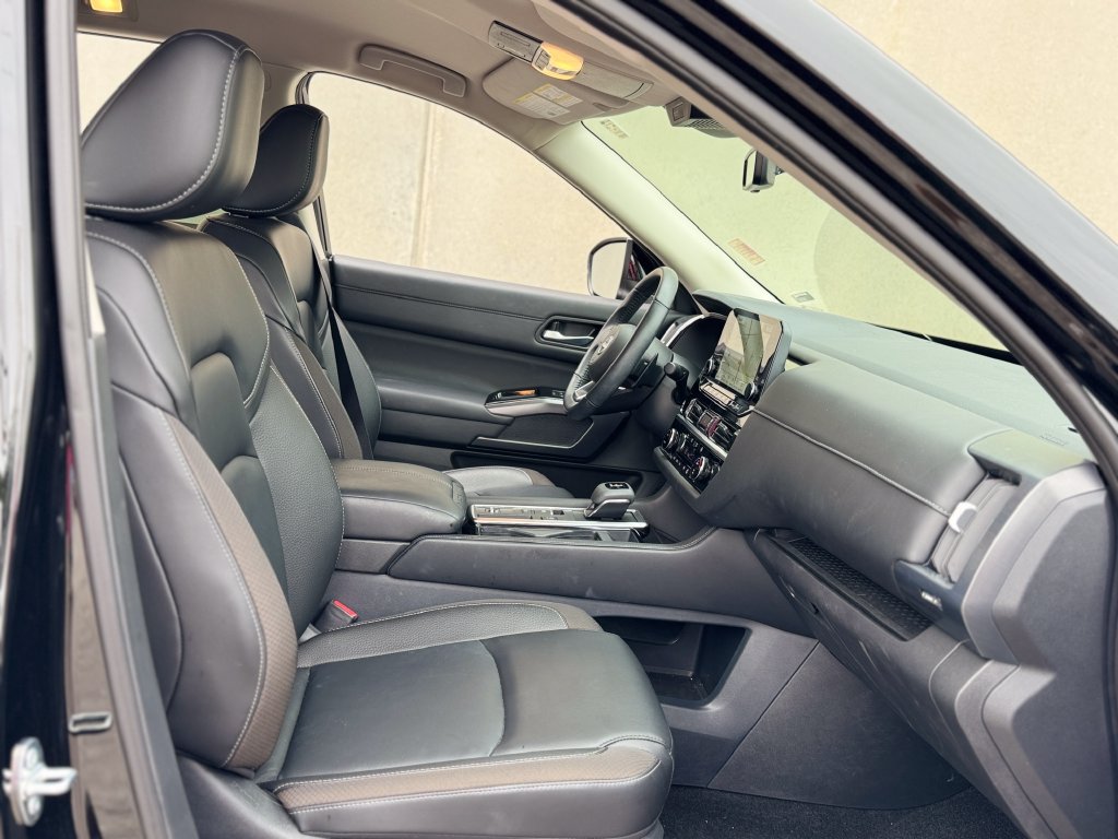 Used 2025 Nissan Pathfinder SL FWD image 23