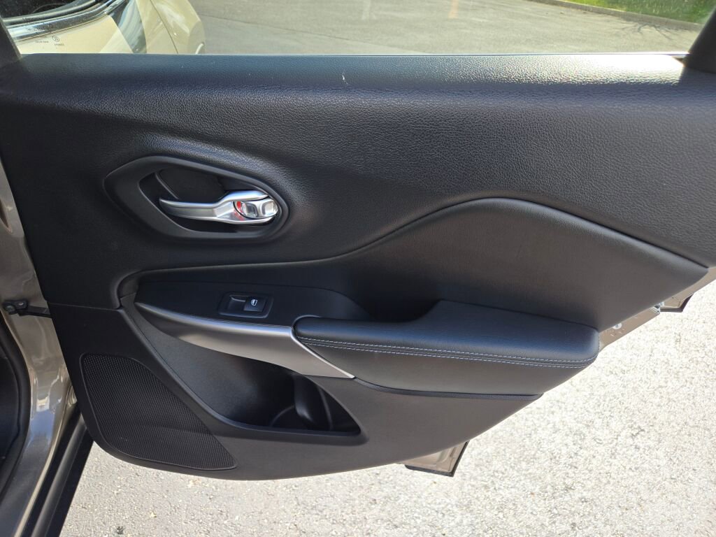 Used 2019 Jeep Cherokee Latitude Plus w/ Comfort/Convenience Group image 7