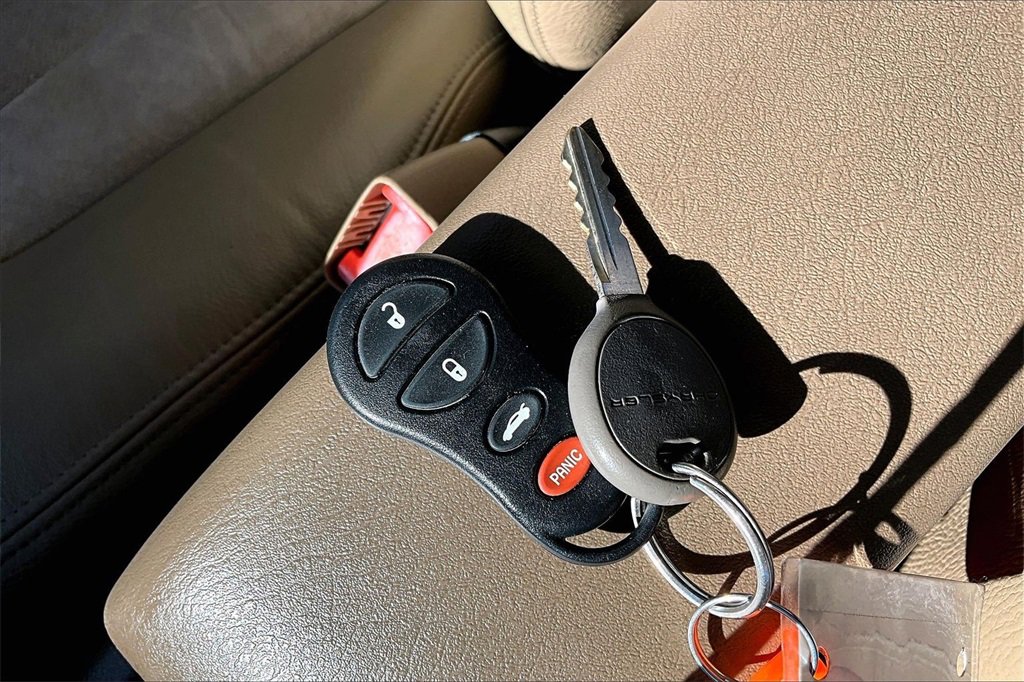 Used 2004 Chrysler Sebring LXi image 25