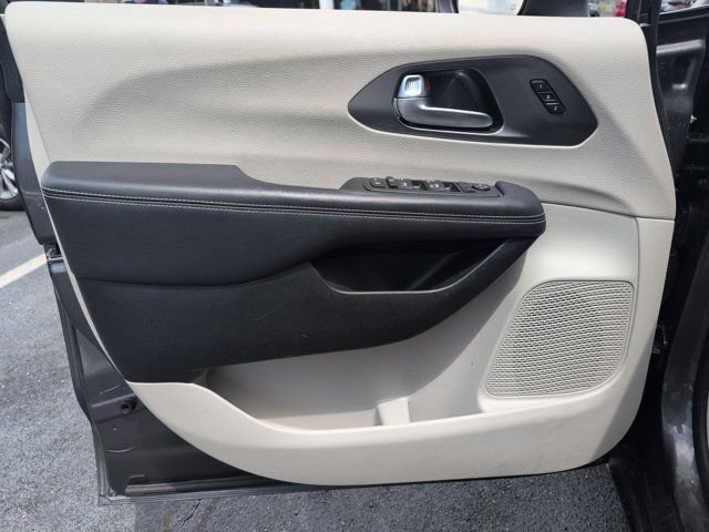 Used 2023 Chrysler Pacifica Touring-L image 11