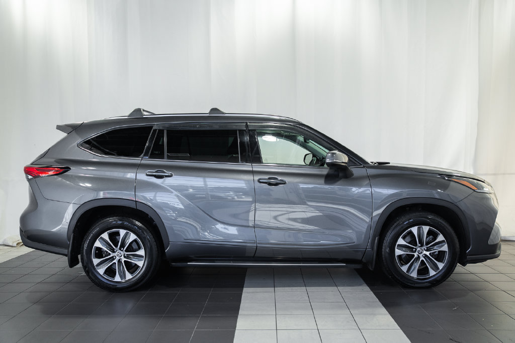 Used 2021 Toyota Highlander XLE AWD/4WD image 3