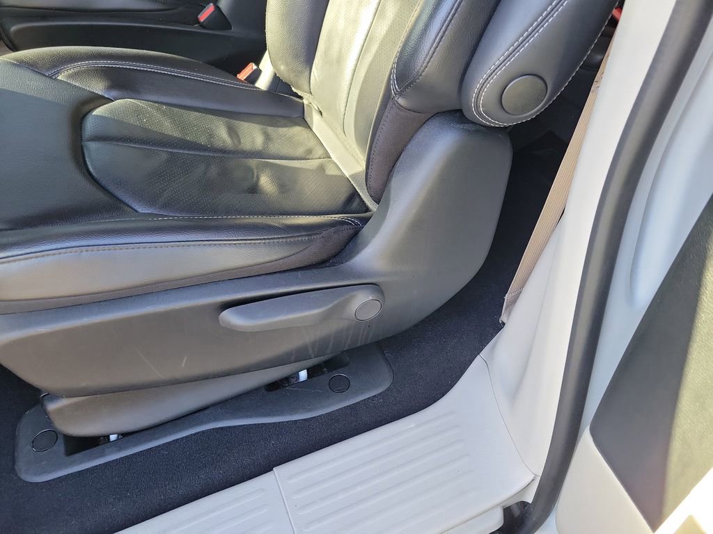 Used 2022 Chrysler Pacifica Touring-L image 32