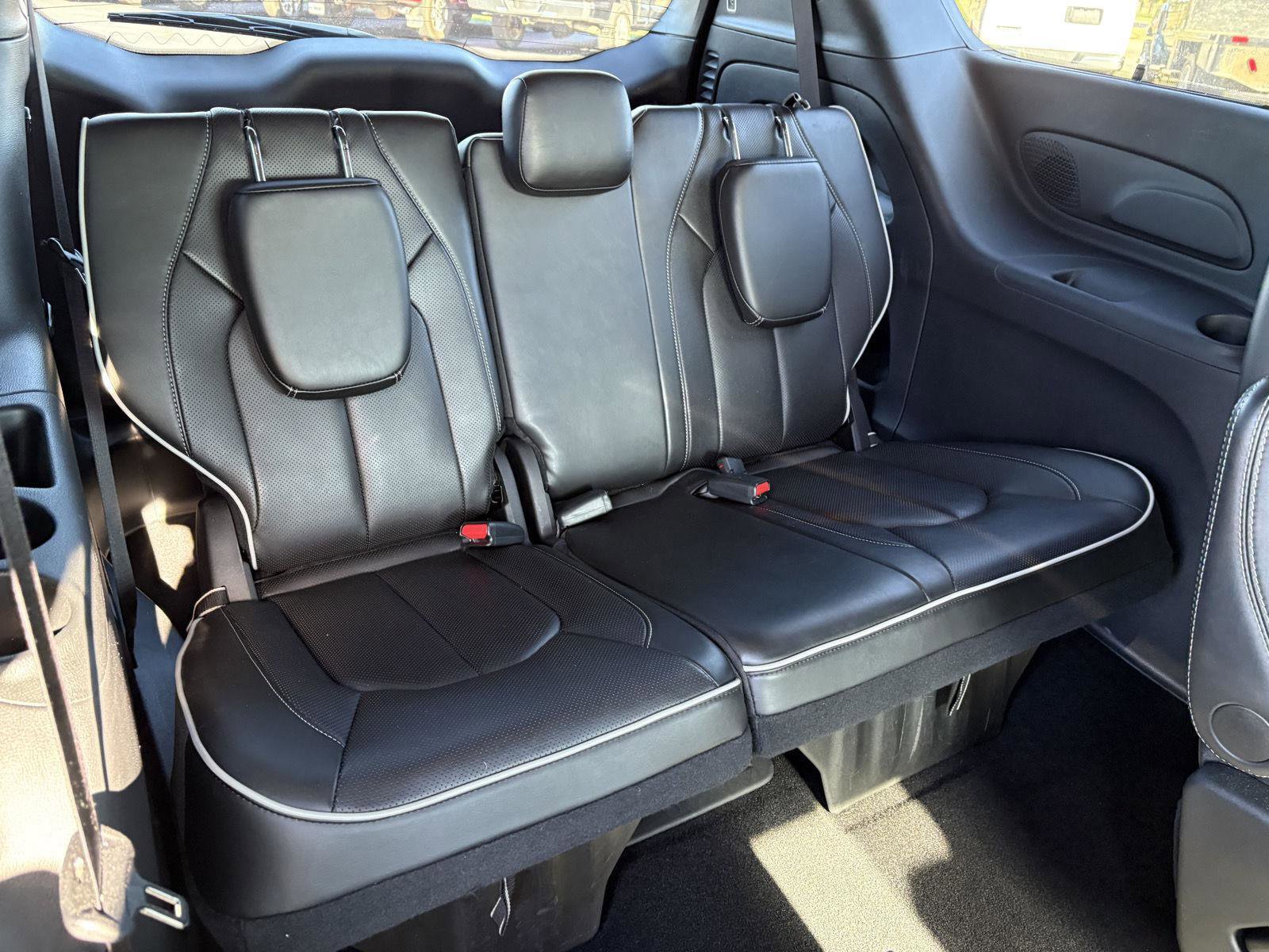 Used 2025 Chrysler Pacifica Limited image 17