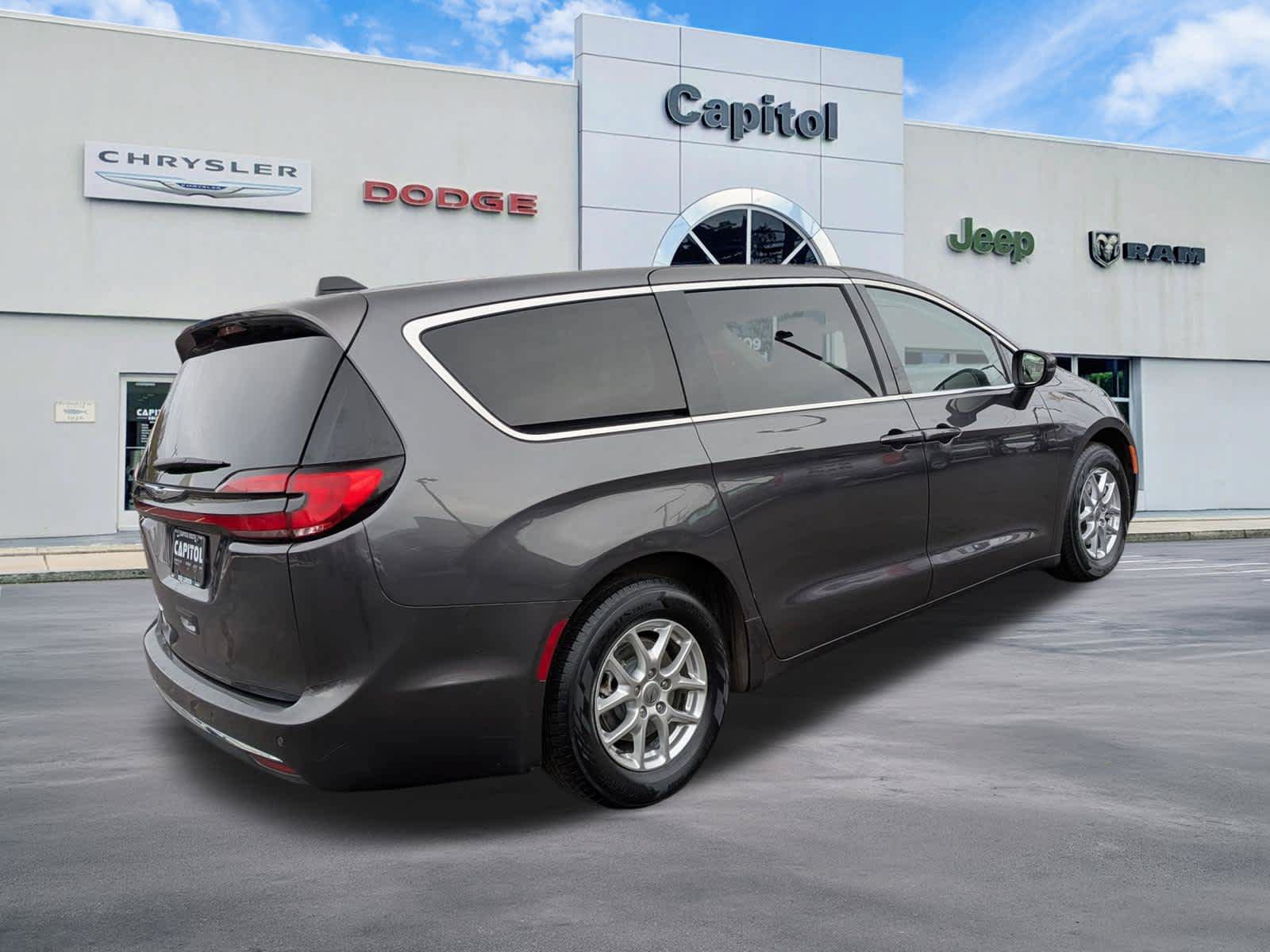 Used 2023 Chrysler Pacifica Touring-L FWD image 4