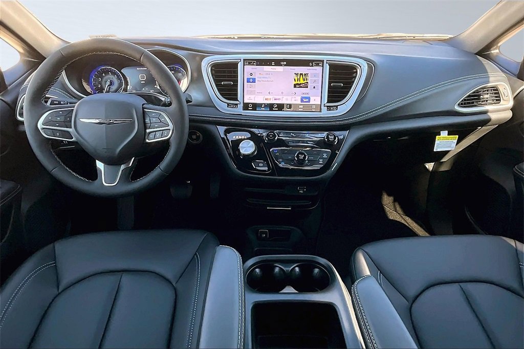 New 2026 Chrysler Pacifica Select image 5