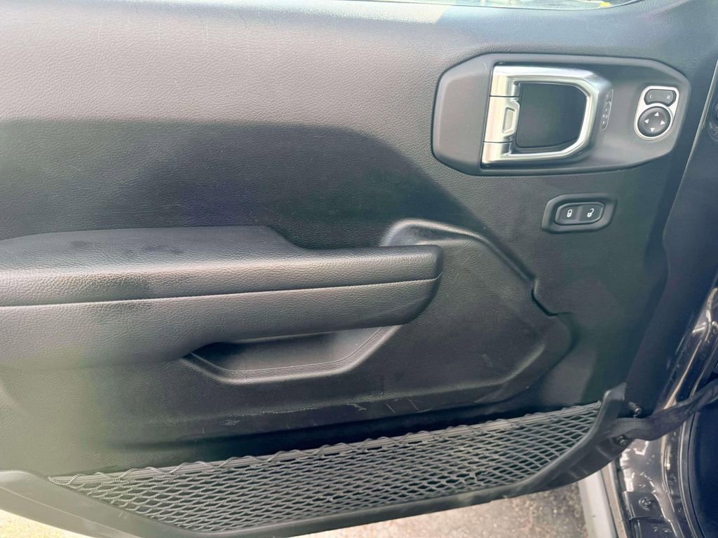 Used 2025 Jeep Wrangler Willys AWD/4WD image 13