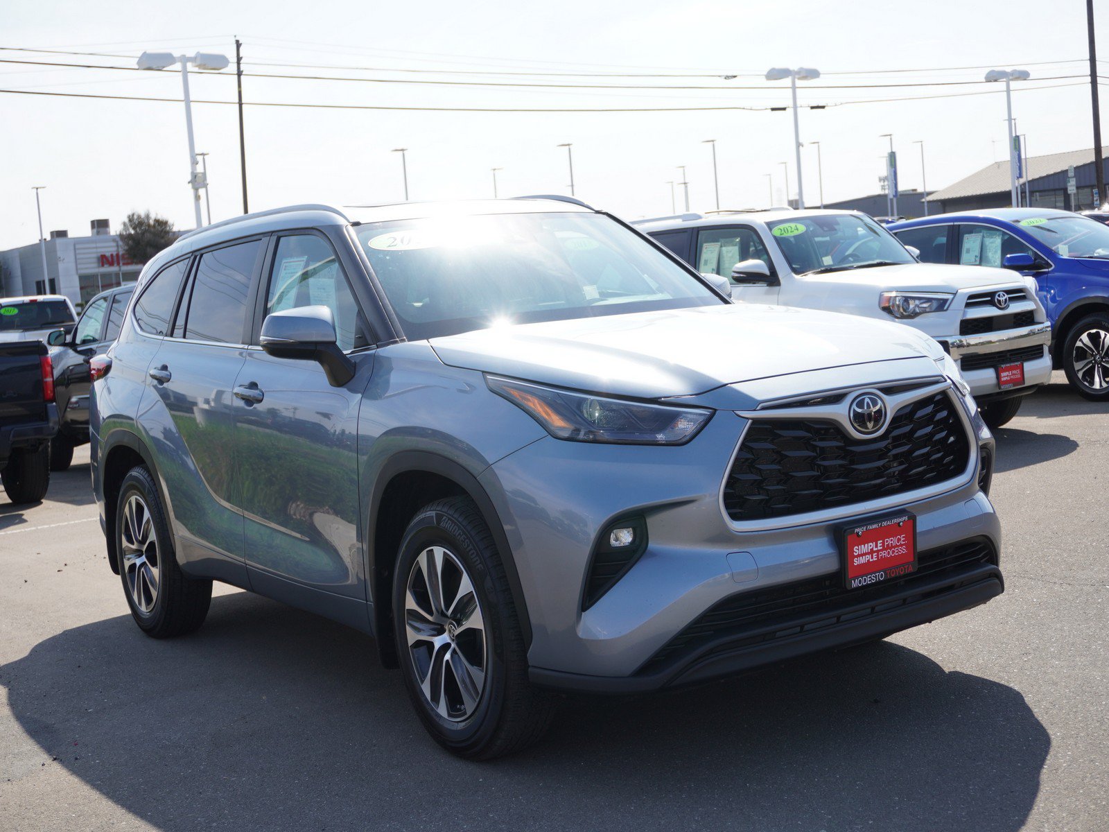 Used 2023 Toyota Highlander XLE AWD/4WD image 1