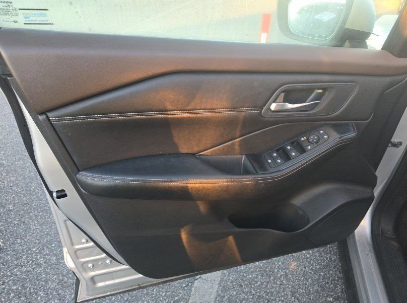 Used 2023 Nissan Rogue SV w/ SV Premium B Package image 8