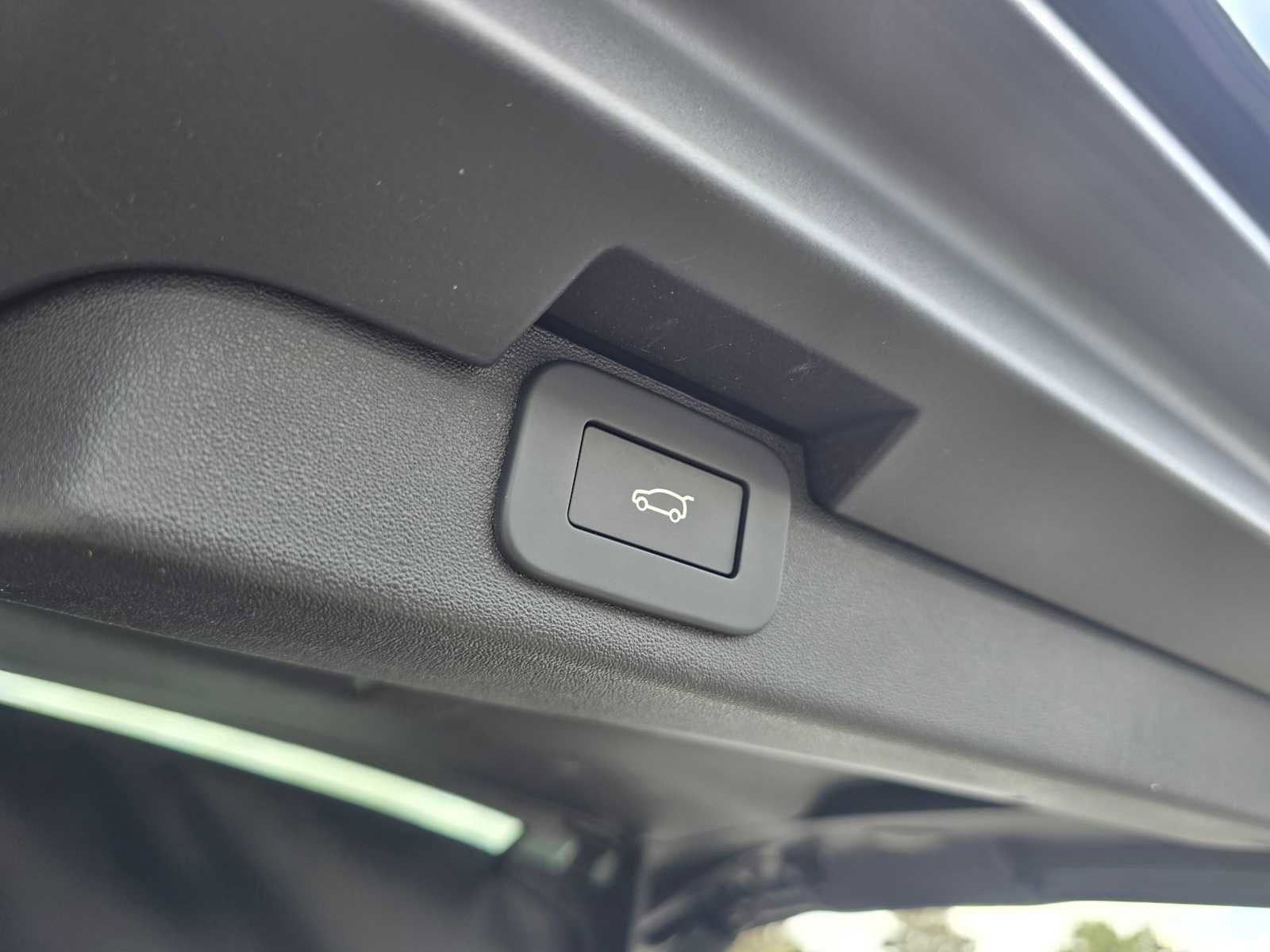 Used 2025 Land Rover Discovery S image 19