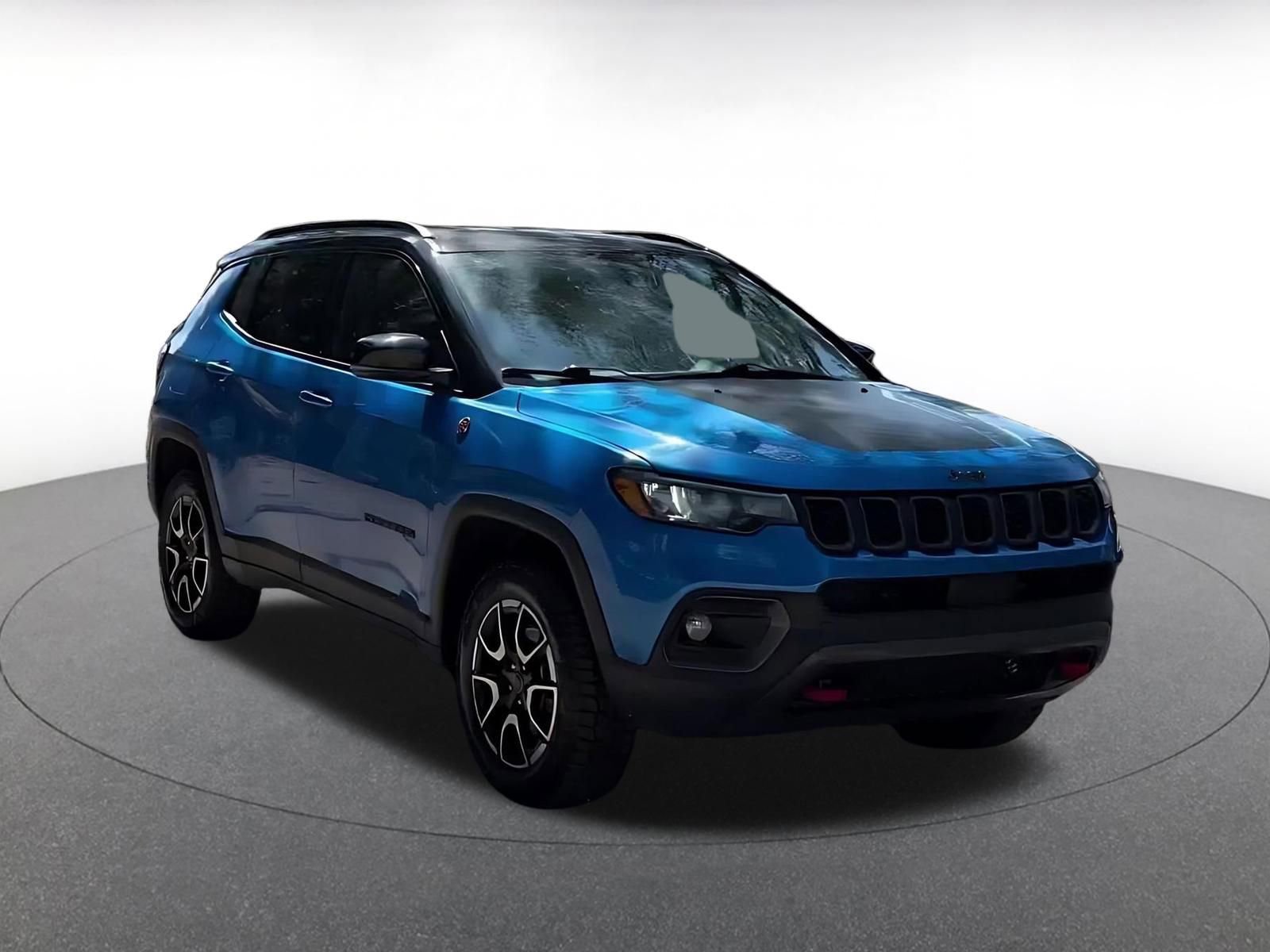 Used 2025 Jeep Compass Trailhawk AWD/4WD image 3