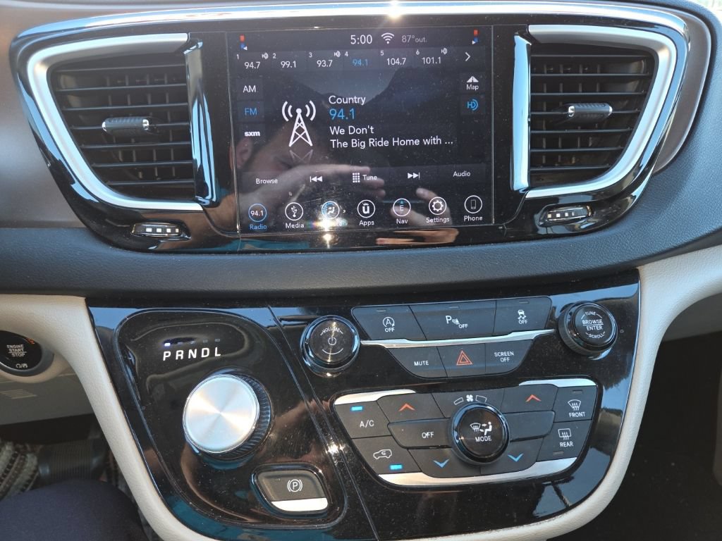 Used 2018 Chrysler Pacifica Touring w/ Tire & Wheel Group FWD image 20